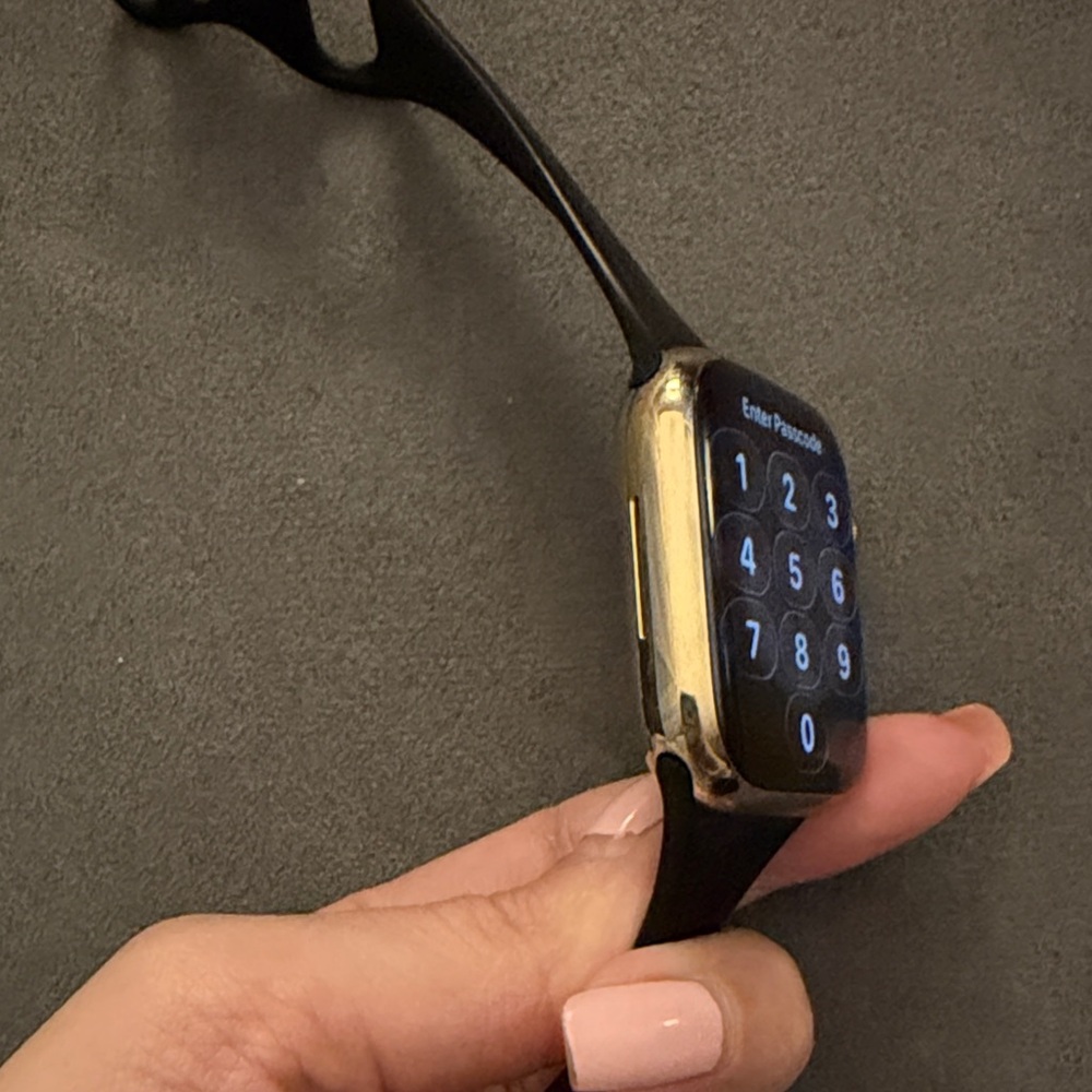 Apple Watch Series 7 Gold Titanium - Picture 3 of 5